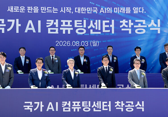 배경훈 부총리 겸 과학기술정보통신부장관(오른쪽에서 세 번째)이 3일 오후 전남광주통합특별시 해남군 솔라시도에서 열린 국가AI컴퓨팅센터 착공식에 참석해 착공 세리모니를 하고 있다.(사진=과기정통부 제공)